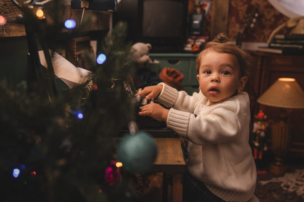 Decorado navideño del Trastero de los Recuerdos, con juguetes antiguos y luces festivas