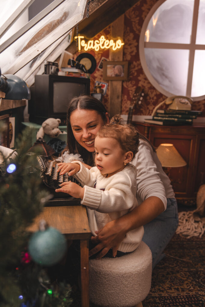 Decorado navideño del Trastero de los Recuerdos, con juguetes antiguos y luces festivas del Estudio de fotografía de Mari Lozano en Llinars del Vallés (BCN)