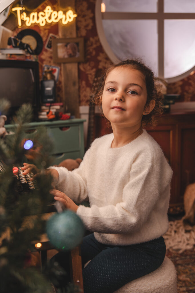 Decorado navideño del Trastero de los Recuerdos, con juguetes antiguos y luces festivas del Estudio de fotografía de Mari Lozano en Llinars del Vallés (BCN)