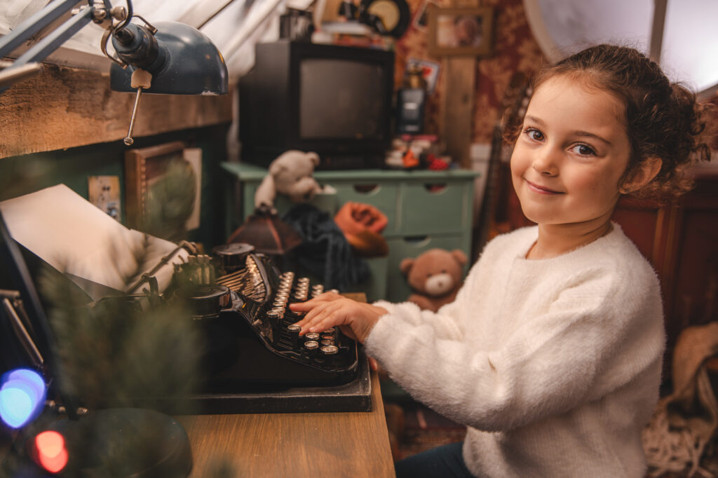 Decorado navideño del Trastero de los Recuerdos, con juguetes antiguos y luces festivas del Estudio de fotografía de Mari Lozano en Llinars del Vallés (BCN)