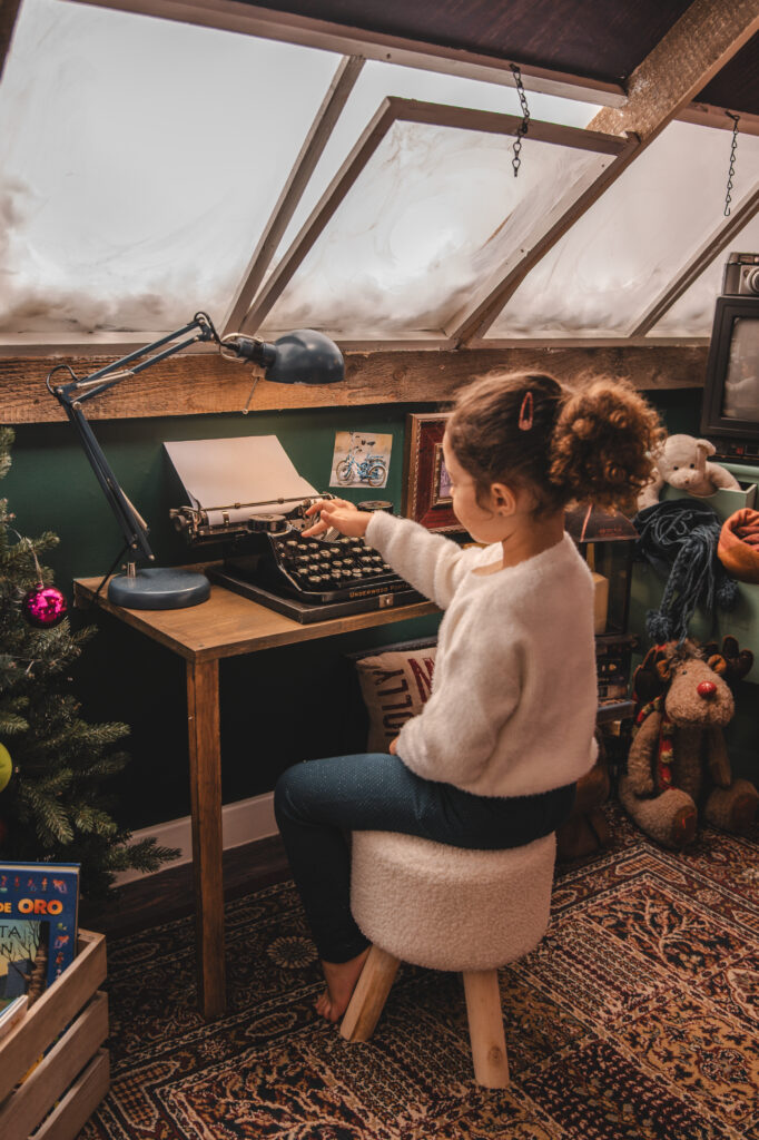 Decorado navideño del Trastero de los Recuerdos, con juguetes antiguos y luces festivas del Estudio de fotografía de Mari Lozano en Llinars del Vallés (BCN)