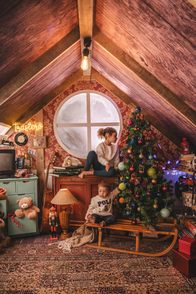 Decorado navideño del Trastero de los Recuerdos, con juguetes antiguos y luces festivas del Estudio de fotografía de Mari Lozano en Llinars del Vallés (BCN)