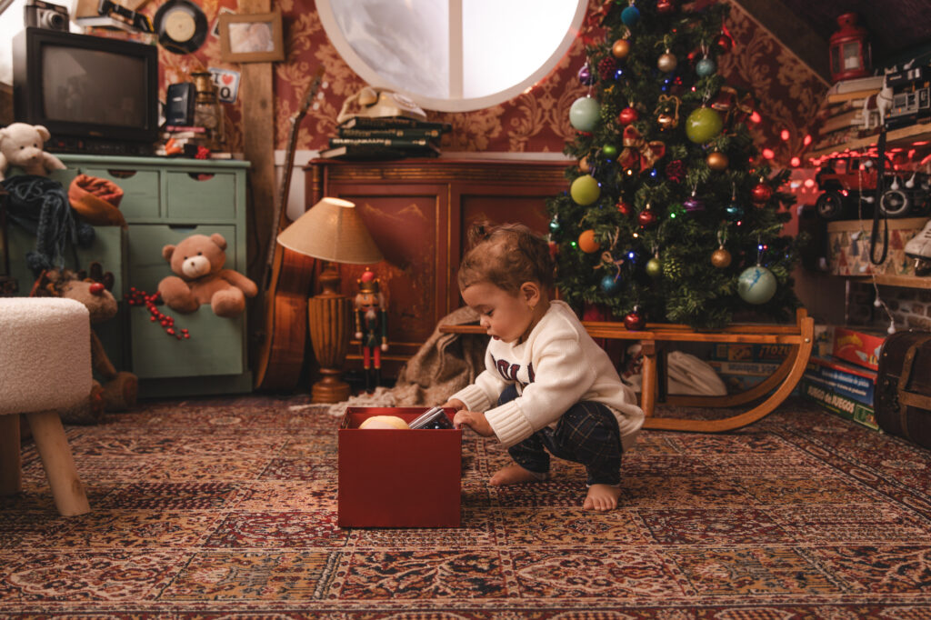 Decorado navideño del Trastero de los Recuerdos, con juguetes antiguos y luces festivas del Estudio de fotografía de Mari Lozano en Llinars del Vallés (BCN)