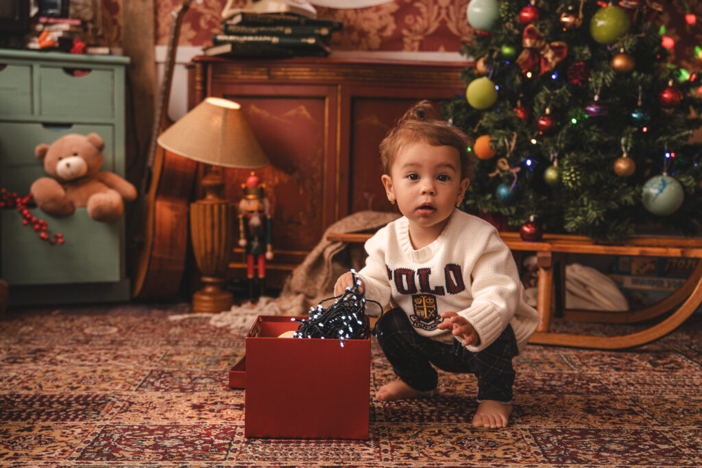 Decorado navideño del Trastero de los Recuerdos, con juguetes antiguos y luces festivas del Estudio de fotografía de Mari Lozano en Llinars del Vallés (BCN)