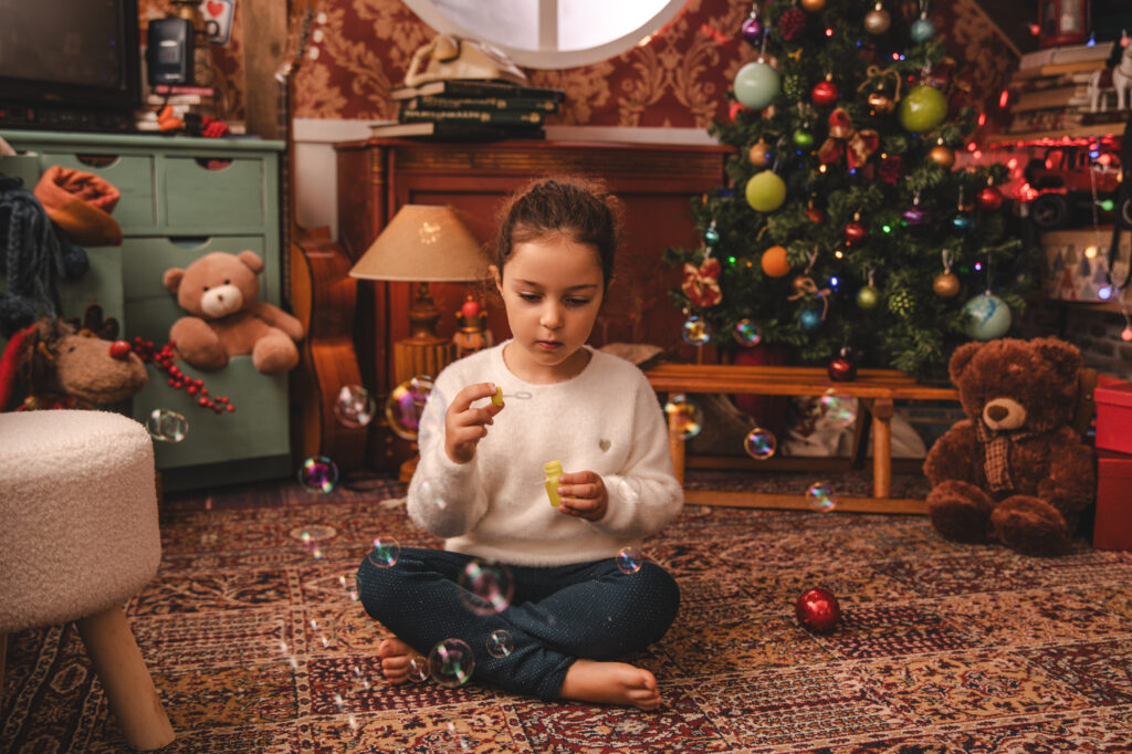 Decorado navideño del Trastero de los Recuerdos, con juguetes antiguos y luces festivas del Estudio de fotografía de Mari Lozano en Llinars del Vallés (BCN)