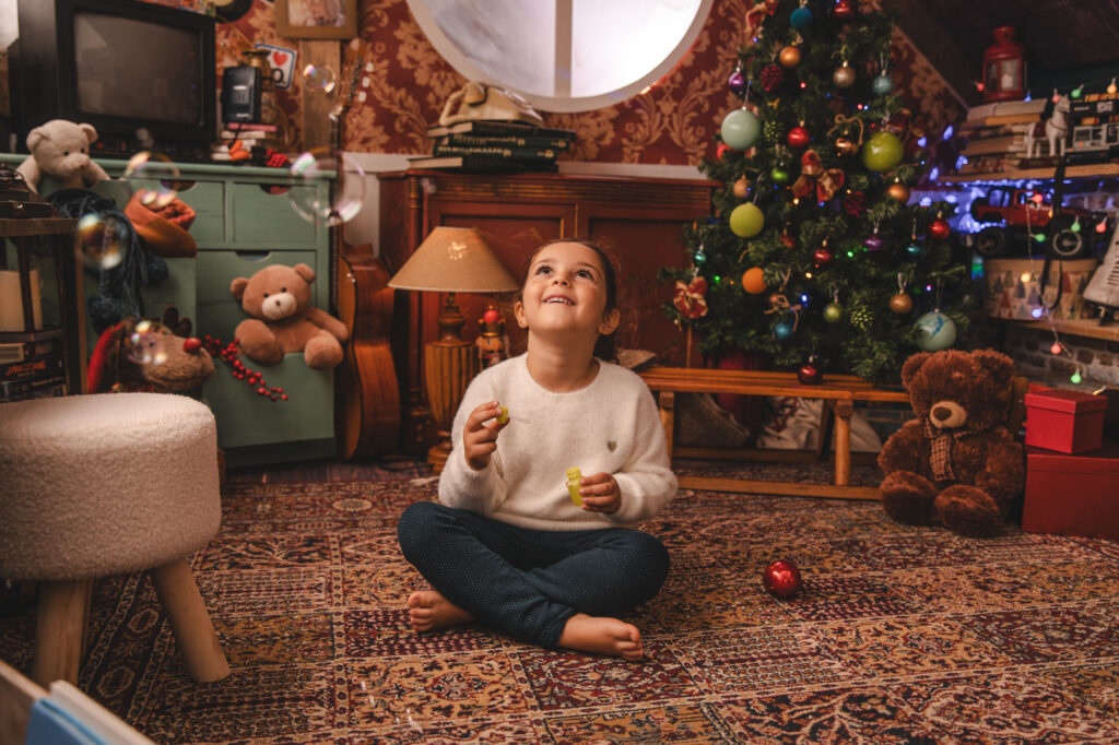 Decorado navideño del Trastero de los Recuerdos, con juguetes antiguos y luces festivas del Estudio de fotografía de Mari Lozano en Llinars del Vallés (BCN)