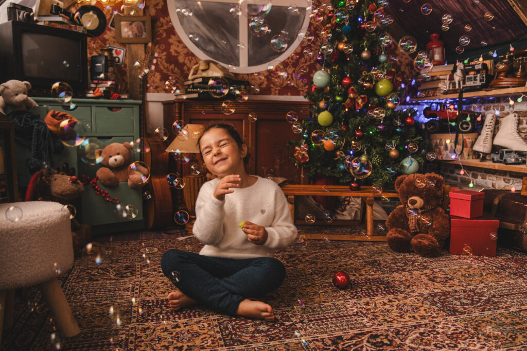 Decorado navideño del Trastero de los Recuerdos, con juguetes antiguos y luces festivas del Estudio de fotografía de Mari Lozano en Llinars del Vallés (BCN)