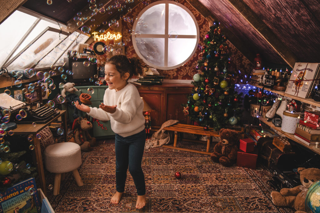 Decorado navideño del Trastero de los Recuerdos, con juguetes antiguos y luces festivas del Estudio de fotografía de Mari Lozano en Llinars del Vallés (BCN)