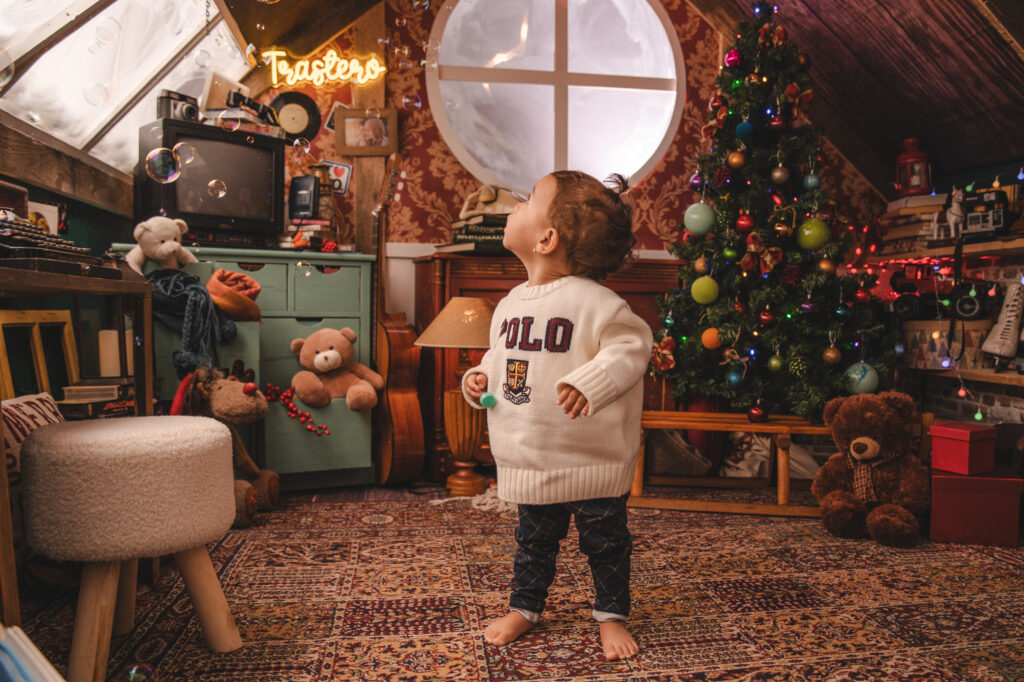 Decorado navideño del Trastero de los Recuerdos, con juguetes antiguos y luces festivas del Estudio de fotografía de Mari Lozano en Llinars del Vallés (BCN)