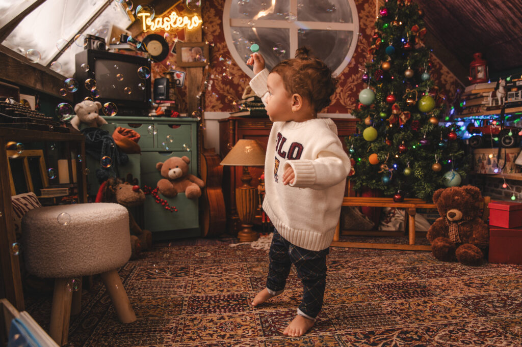 Decorado navideño del Trastero de los Recuerdos, con juguetes antiguos y luces festivas del Estudio de fotografía de Mari Lozano en Llinars del Vallés (BCN)