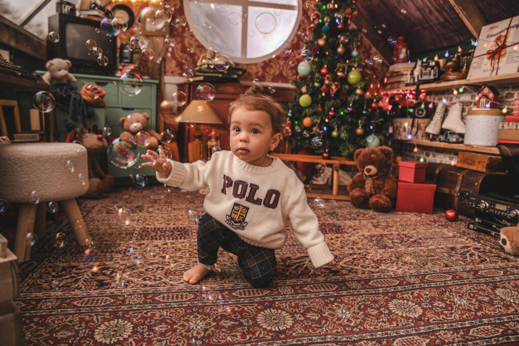 Decorado navideño del Trastero de los Recuerdos, con juguetes antiguos y luces festivas del Estudio de fotografía de Mari Lozano en Llinars del Vallés (BCN)