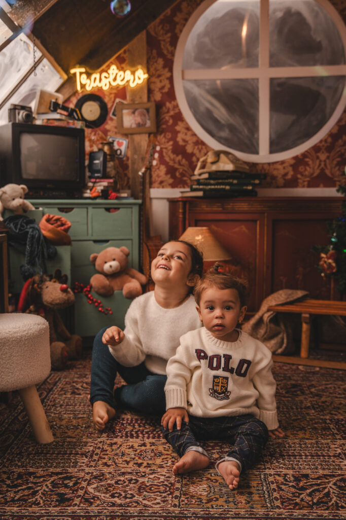 Decorado navideño del Trastero de los Recuerdos, con juguetes antiguos y luces festivas del Estudio de fotografía de Mari Lozano en Llinars del Vallés (BCN)