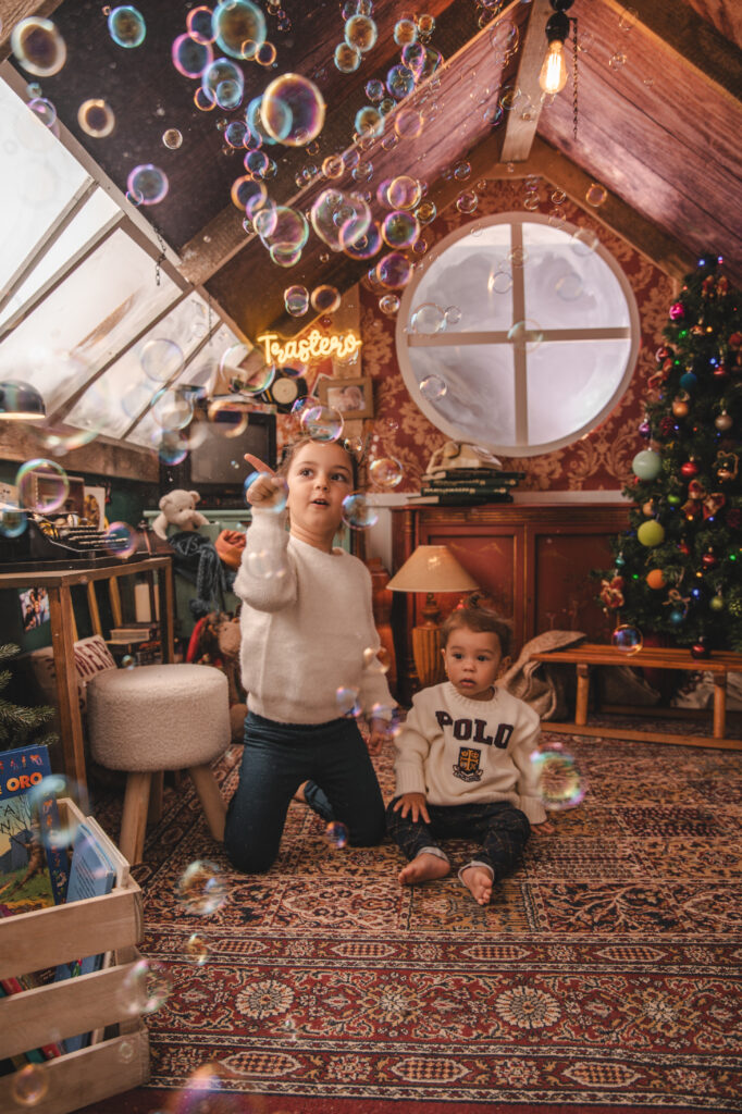 Decorado navideño del Trastero de los Recuerdos, con juguetes antiguos y luces festivas del Estudio de fotografía de Mari Lozano en Llinars del Vallés (BCN)