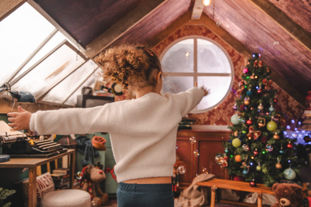 Decorado navideño del Trastero de los Recuerdos, con juguetes antiguos y luces festivas del Estudio de fotografía de Mari Lozano en Llinars del Vallés (BCN)