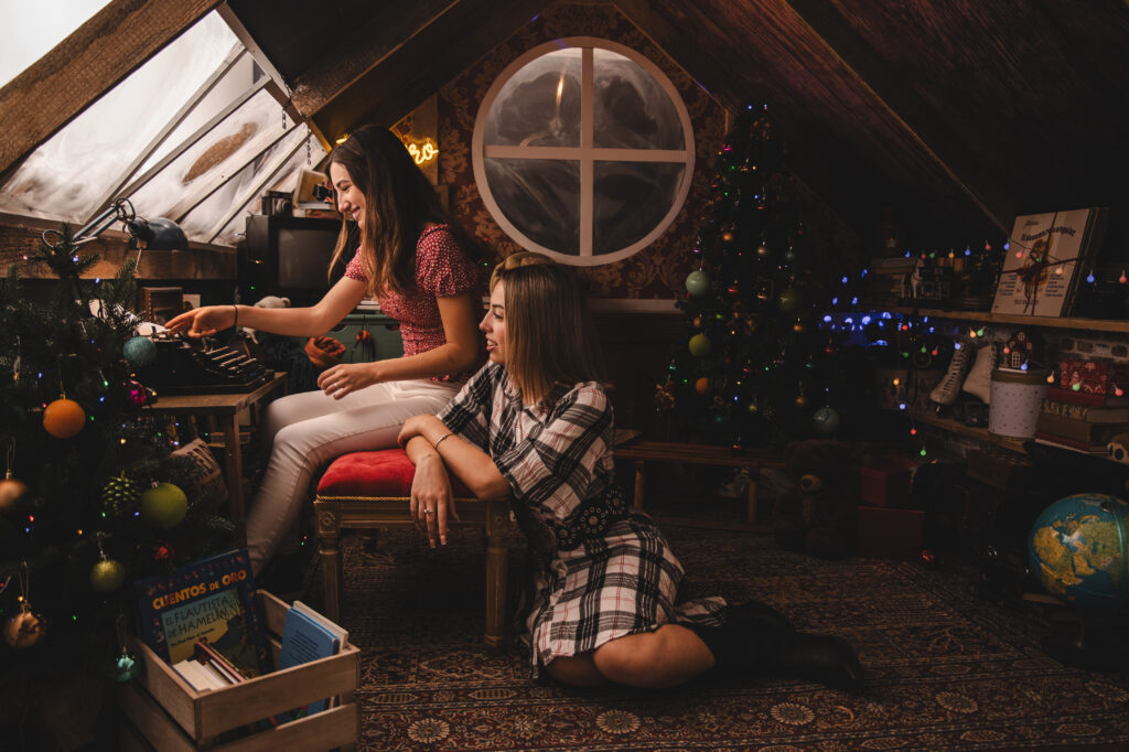 Decorado navideño del Trastero de los Recuerdos, con juguetes antiguos y luces festivas del Estudio de fotografía de Mari Lozano en Llinars del Vallés (BCN)