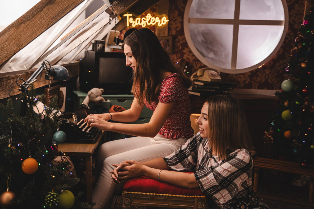 Decorado navideño del Trastero de los Recuerdos, con juguetes antiguos y luces festivas del Estudio de fotografía de Mari Lozano en Llinars del Vallés (BCN)