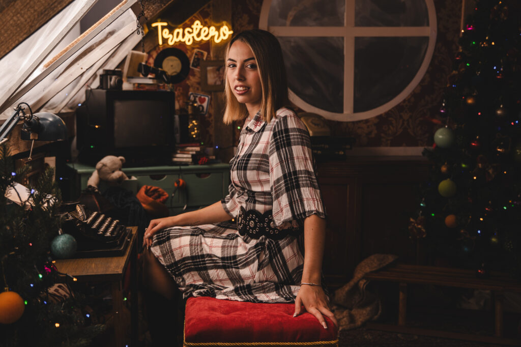 Decorado navideño del Trastero de los Recuerdos, con juguetes antiguos y luces festivas del Estudio de fotografía de Mari Lozano en Llinars del Vallés (BCN)