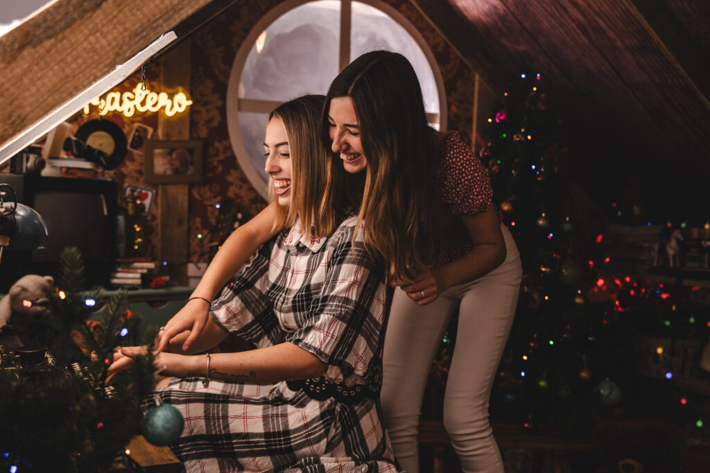 Decorado navideño del Trastero de los Recuerdos, con juguetes antiguos y luces festivas del Estudio de fotografía de Mari Lozano en Llinars del Vallés (BCN)