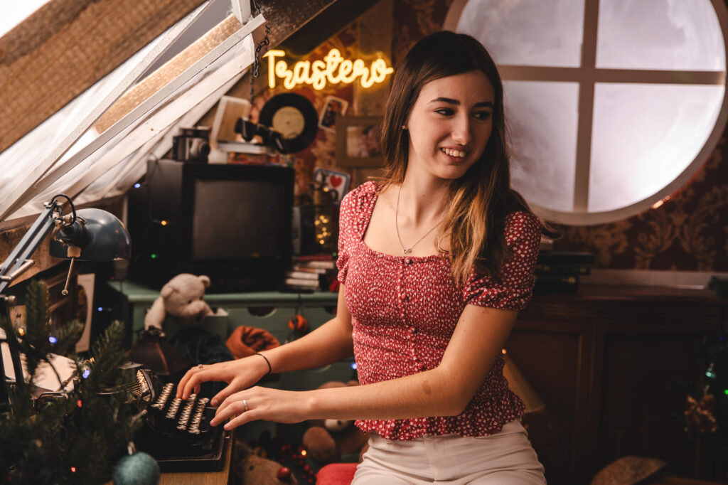 Decorado navideño del Trastero de los Recuerdos, con juguetes antiguos y luces festivas del Estudio de fotografía de Mari Lozano en Llinars del Vallés (BCN)