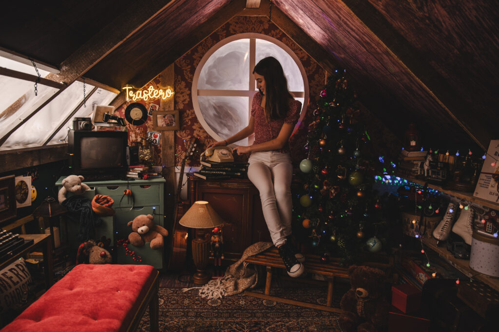 Decorado navideño del Trastero de los Recuerdos, con juguetes antiguos y luces festivas del Estudio de fotografía de Mari Lozano en Llinars del Vallés (BCN)