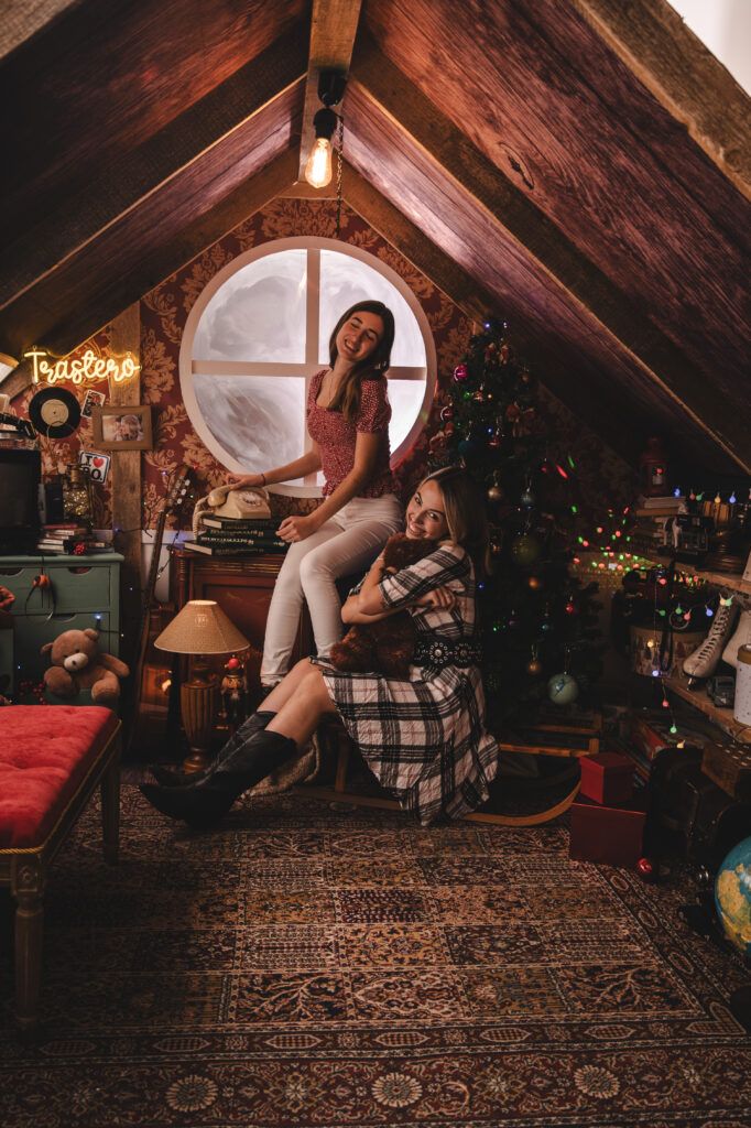 Decorado navideño del Trastero de los Recuerdos, con juguetes antiguos y luces festivas del Estudio de fotografía de Mari Lozano en Llinars del Vallés (BCN)