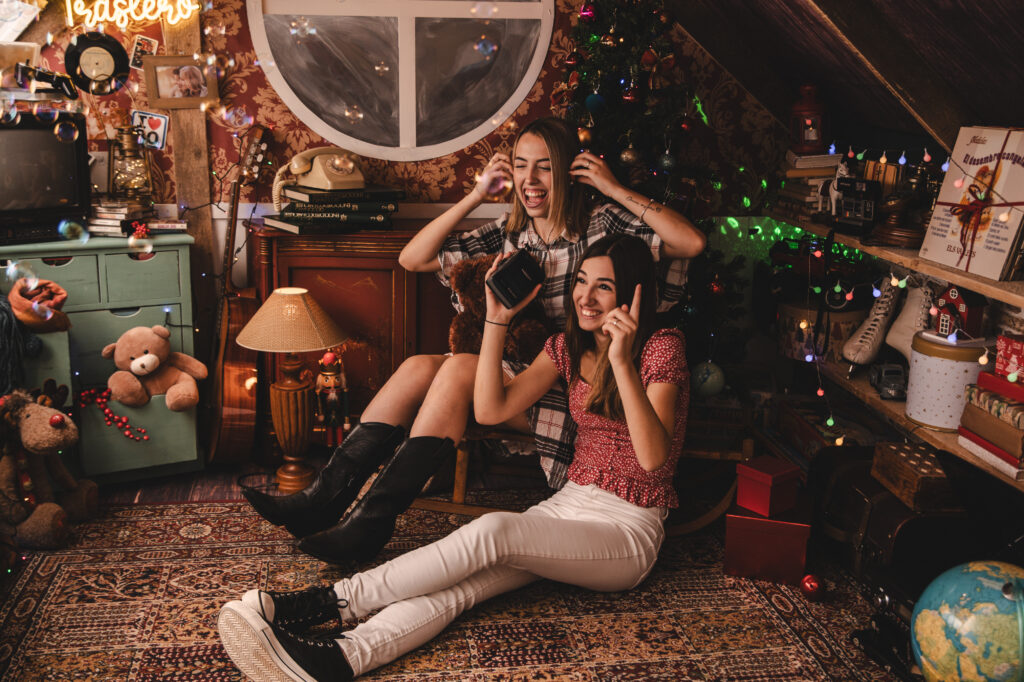 Decorado navideño del Trastero de los Recuerdos, con juguetes antiguos y luces festivas del Estudio de fotografía de Mari Lozano en Llinars del Vallés (BCN)