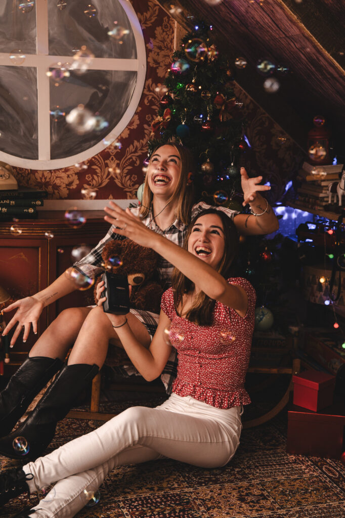 Decorado navideño del Trastero de los Recuerdos, con juguetes antiguos y luces festivas del Estudio de fotografía de Mari Lozano en Llinars del Vallés (BCN)