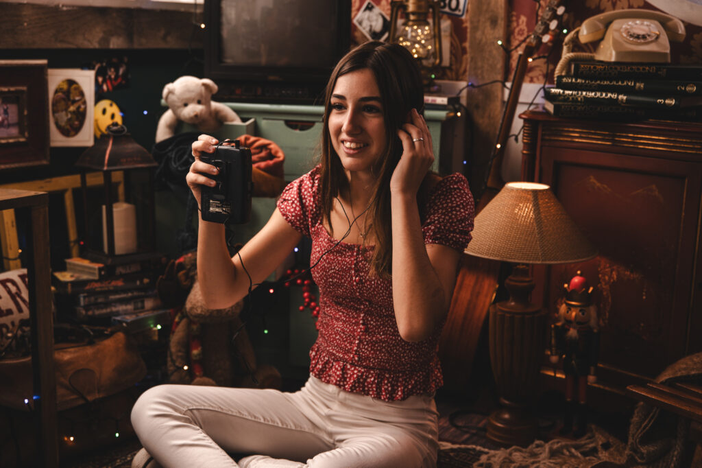 Decorado navideño del Trastero de los Recuerdos, con juguetes antiguos y luces festivas del Estudio de fotografía de Mari Lozano en Llinars del Vallés (BCN)