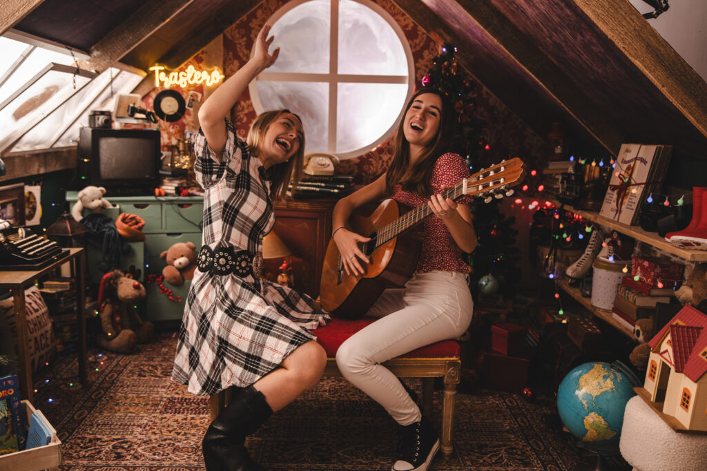 Decorado navideño del Trastero de los Recuerdos, con juguetes antiguos y luces festivas del Estudio de fotografía de Mari Lozano en Llinars del Vallés (BCN)