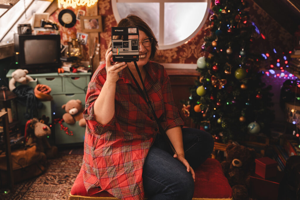 Decorado navideño del Trastero de los Recuerdos, con juguetes antiguos y luces festivas del Estudio de fotografía de Mari Lozano en Llinars del Vallés (BCN)