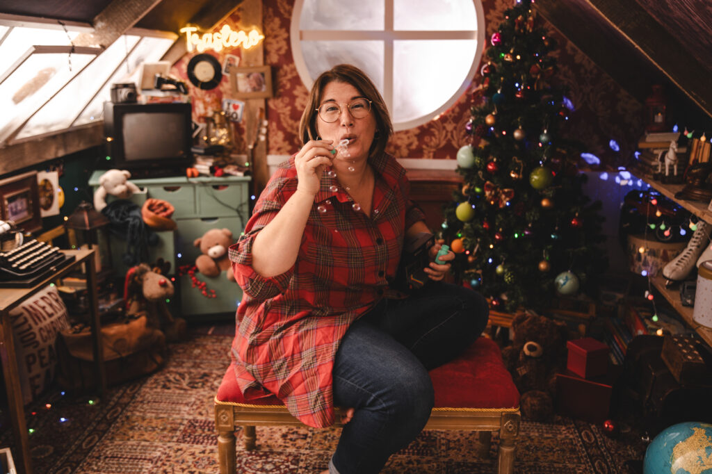 Decorado navideño del Trastero de los Recuerdos, con juguetes antiguos y luces festivas del Estudio de fotografía de Mari Lozano en Llinars del Vallés (BCN)