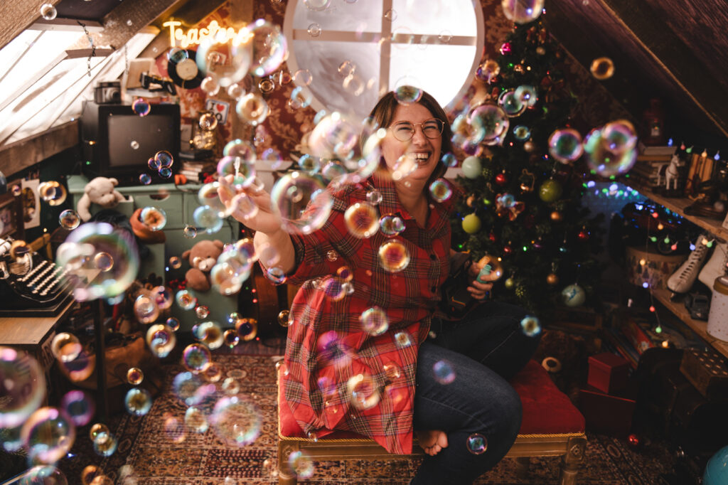 Decorado navideño del Trastero de los Recuerdos, con juguetes antiguos y luces festivas del Estudio de fotografía de Mari Lozano en Llinars del Vallés (BCN)