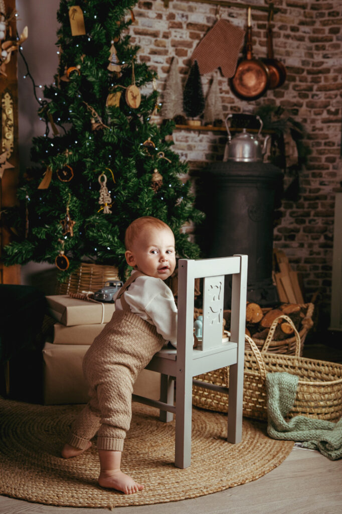 Cada Navidad es una oportunidad para crear recuerdos únicos que duran para siempre. A lo largo de los años, hemos tenido la suerte de acompañar a muchas familias en sus momentos más especiales. Desde las primeras sonrisas de los más pequeños hasta las tradiciones que unen a enteras generaciones, cada sesión navideña ha sido un reflejo de la magia y el amor que envuelve estas fechas